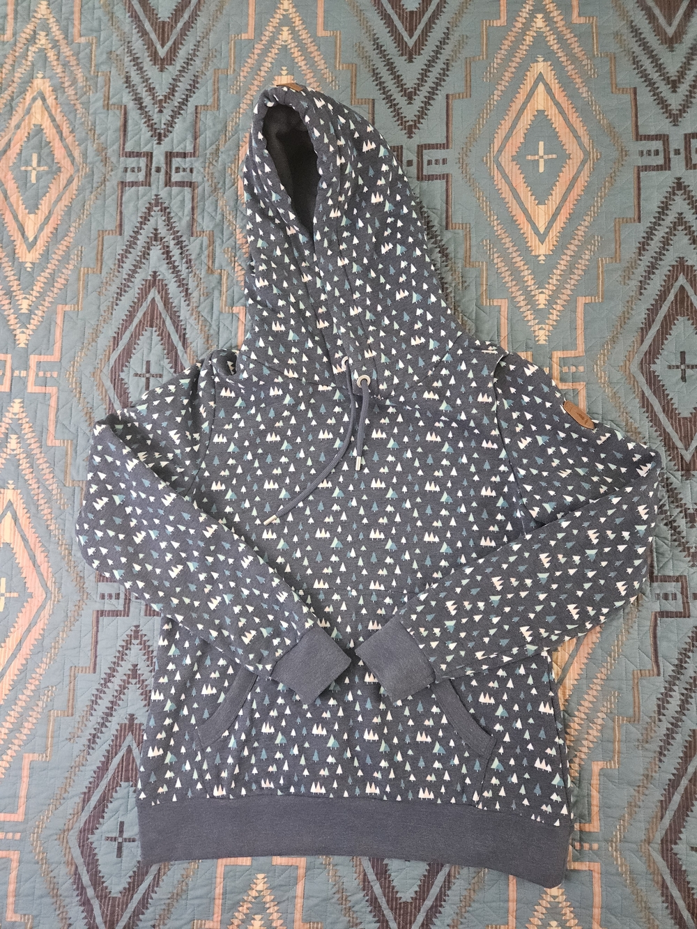 Wanakome Crystal Pine Tree Hoodie. Womans Large.